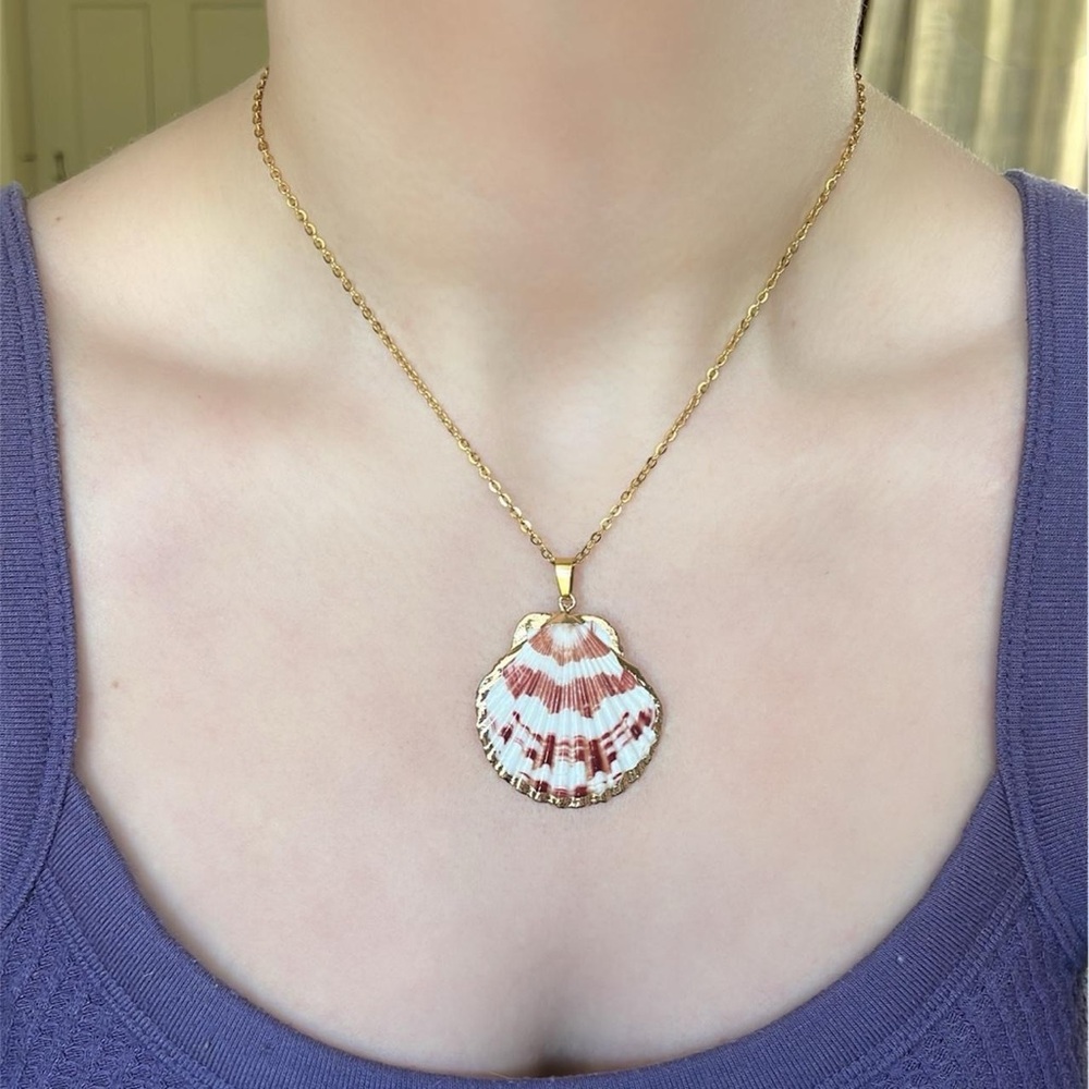 Gold Shell Pendant Chain Necklace